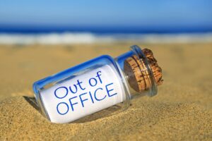 Flaschenpost mit Aufschrift "out of office"