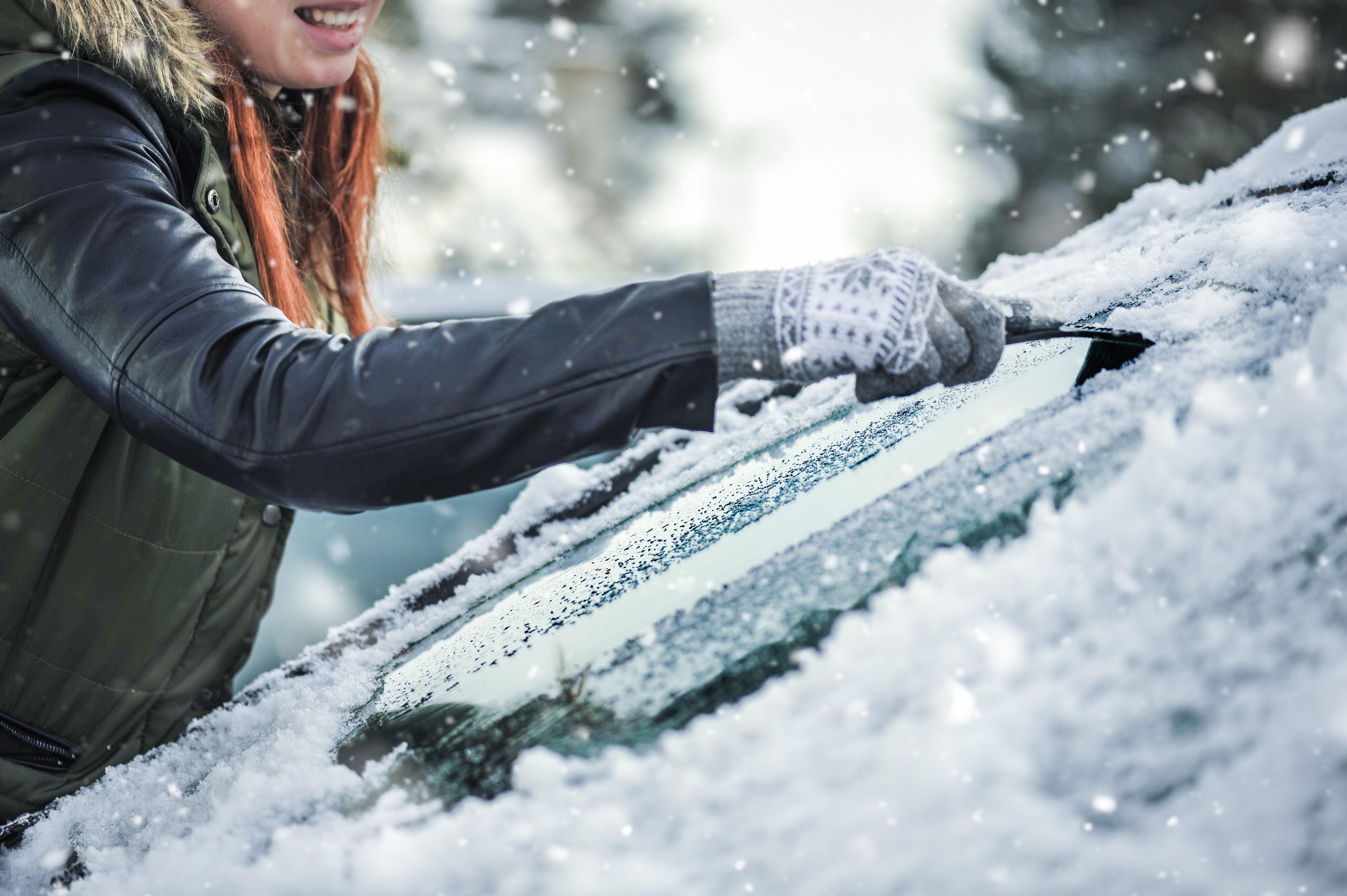 Im Winter das Auto vom Schnee frei fegen und Eis kratzen - ein lizenzfreies  Stock Foto von Photocase