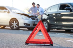 Unfall Männer füllen Protokoll für Versicherung aus