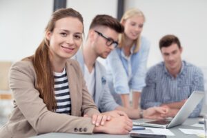 junge frau arbeitet im team im unternehmen